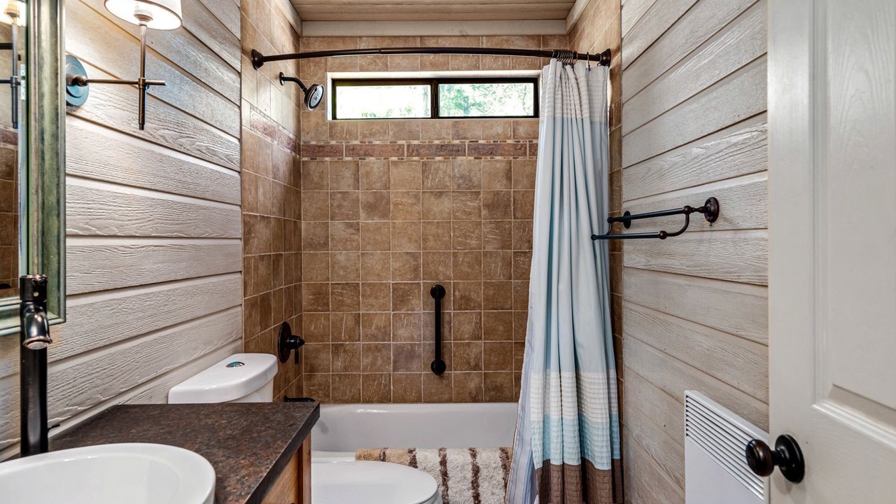 Photo of Bathroom in Groveland
