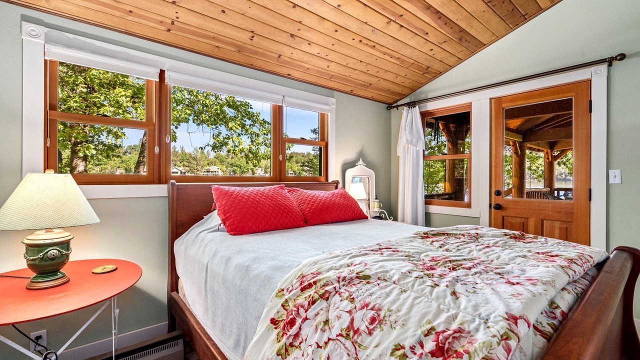 Photo of Bedroom in Groveland