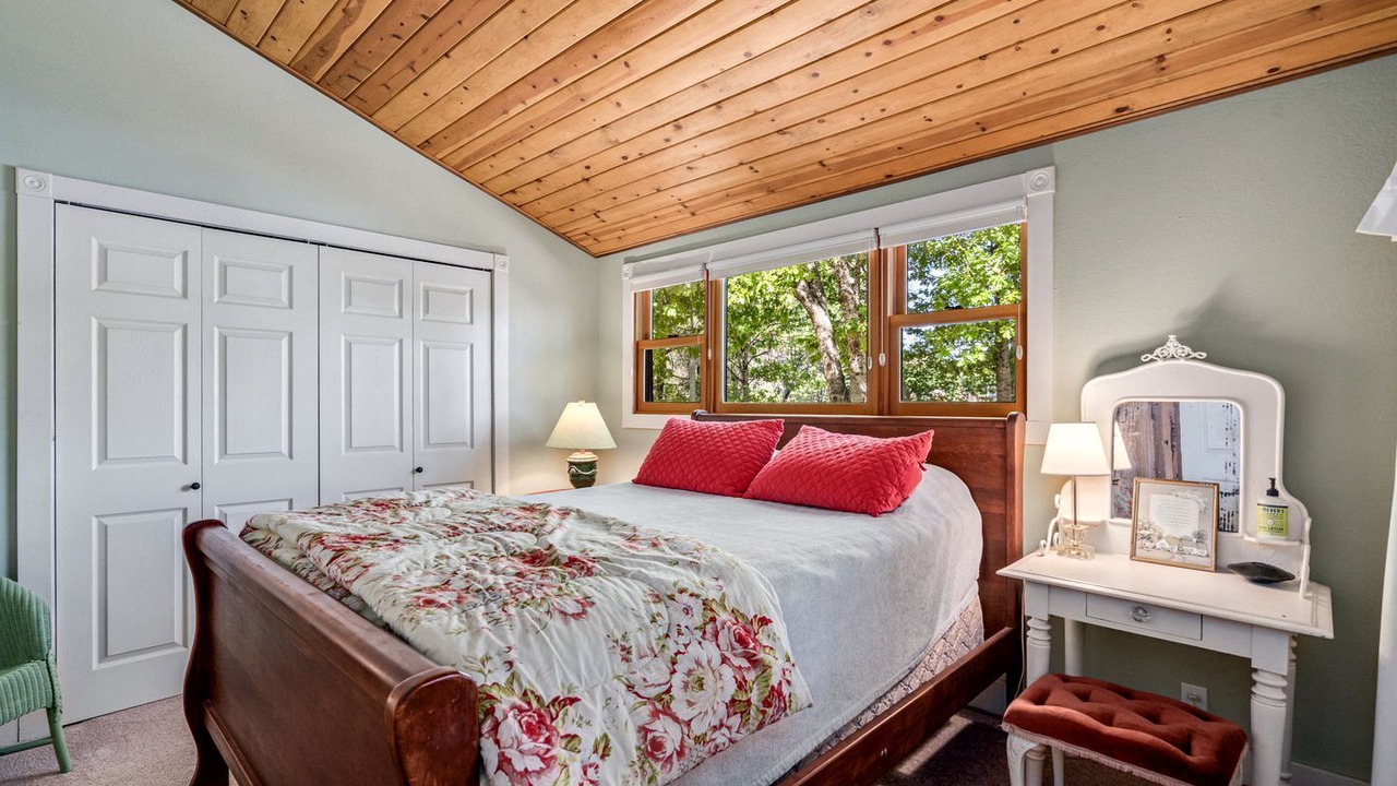 Photo of Bedroom in Groveland