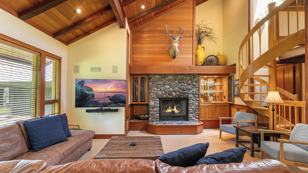 Photo of Livingroom in Chambers Lodge