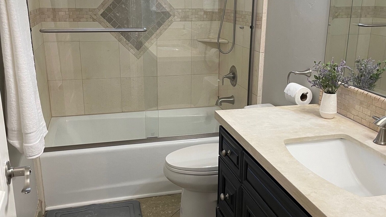 Photo of Bathroom in Willow Glen South - Lincoln Glen