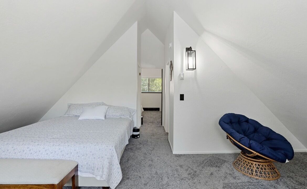 Photo of Bedroom in Groveland