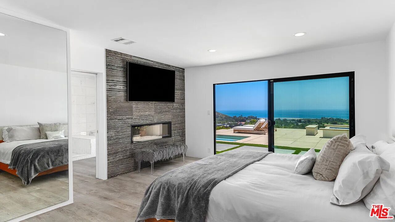 Photo of Bedroom in Eastern Malibu
