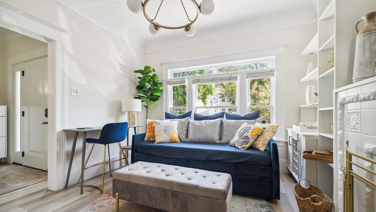 Photo of Livingroom in Piedmont Avenue