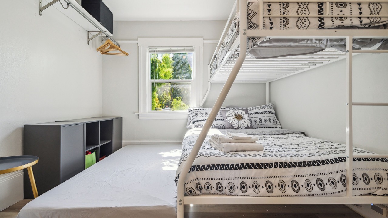 Photo of Bedroom in Piedmont Avenue