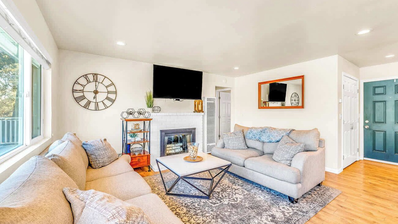 Photo of Livingroom in Del Rey Oaks