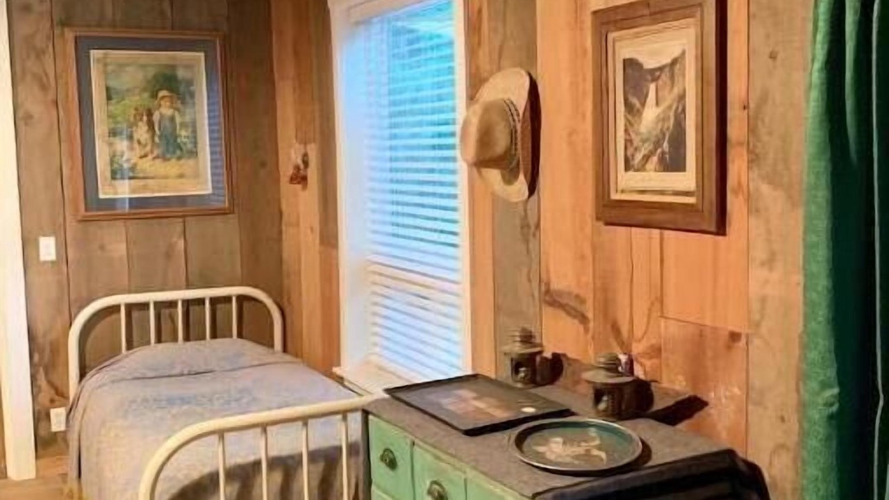 Photo of Bedroom in California Hot Springs