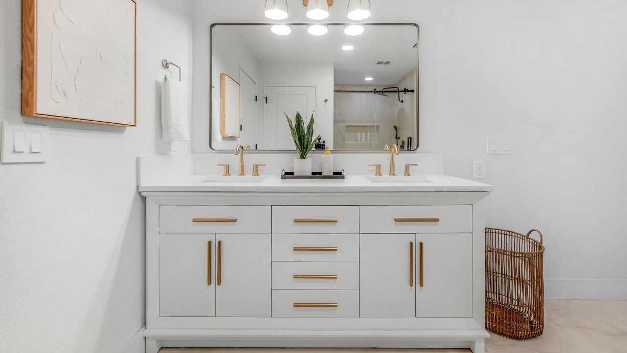 Photo of Bathroom in Raisin