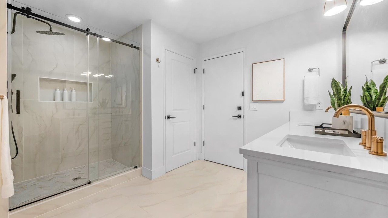 Photo of Bathroom in Raisin