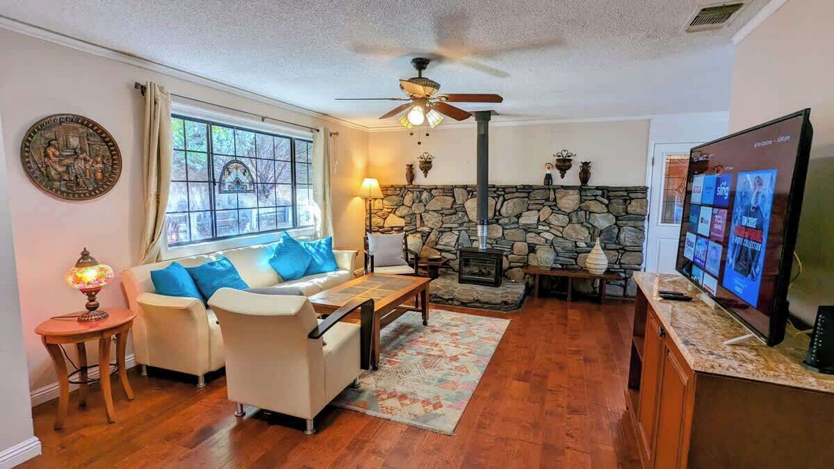 Photo of Livingroom in Yosemite Forks