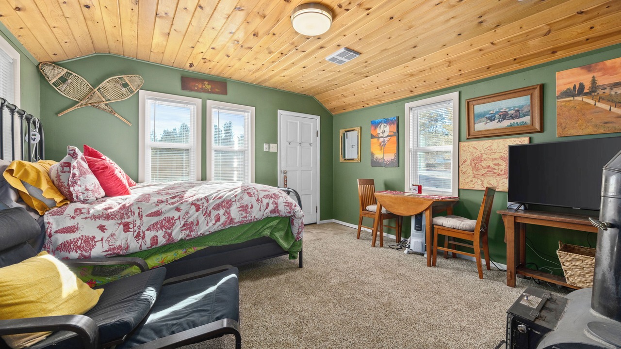 Photo of Bedroom in Frazier Park