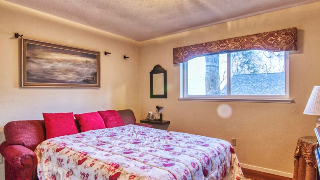 Photo of Bedroom in Groveland