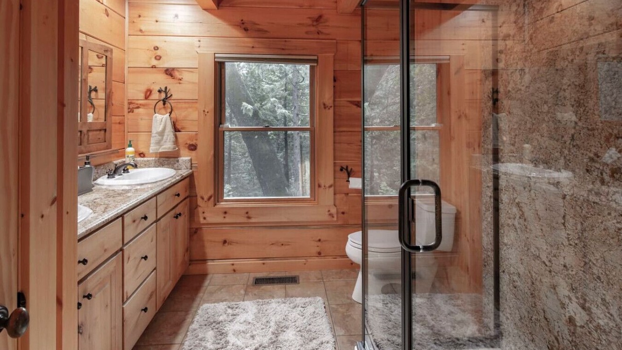 Photo of Bathroom in Mono Vista