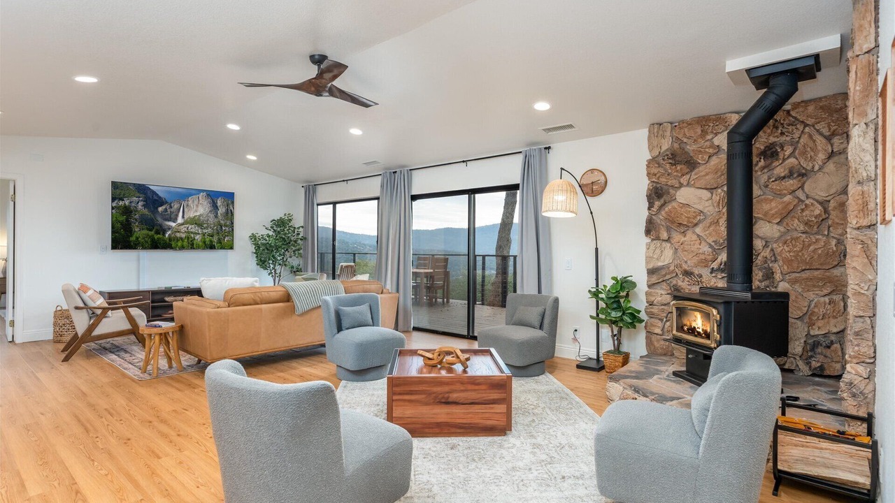 Photo of Livingroom in Oakhurst