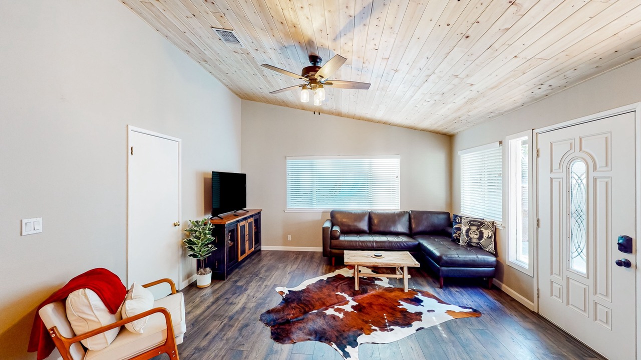 Photo of Livingroom in Groveland
