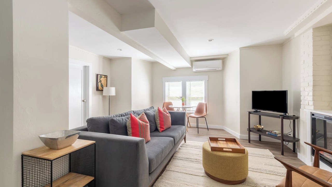 Photo of Livingroom in Piedmont Avenue