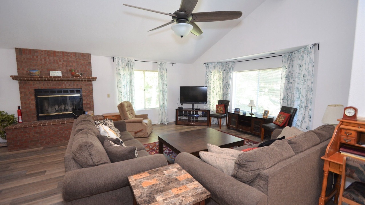 Photo of Livingroom in Bass Lake