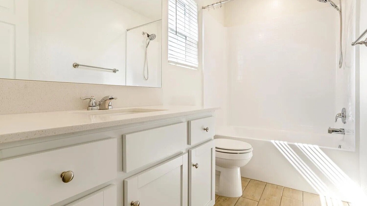 Photo of Bathroom in Raisin