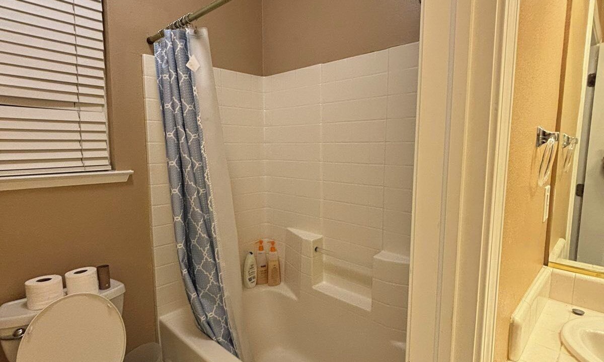 Photo of Bathroom in Raisin