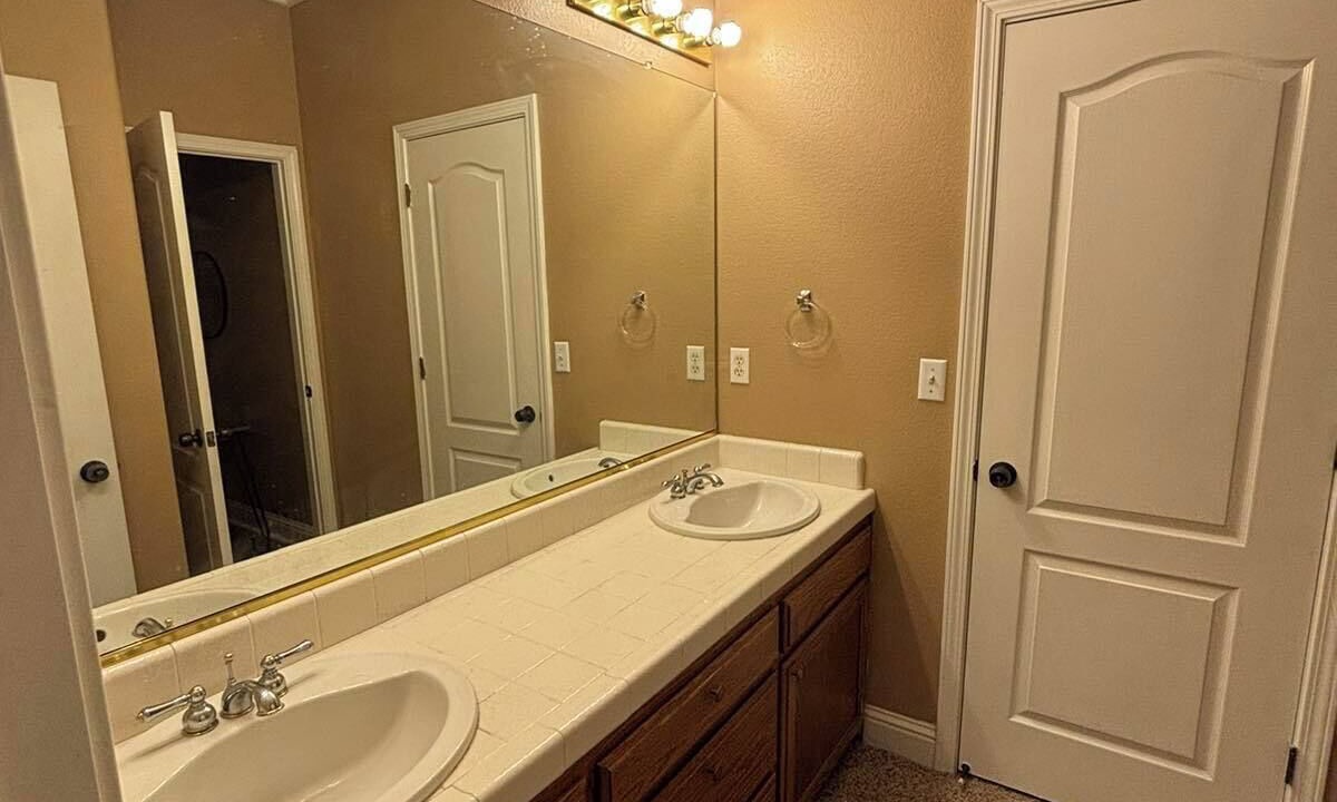 Photo of Bathroom in Raisin