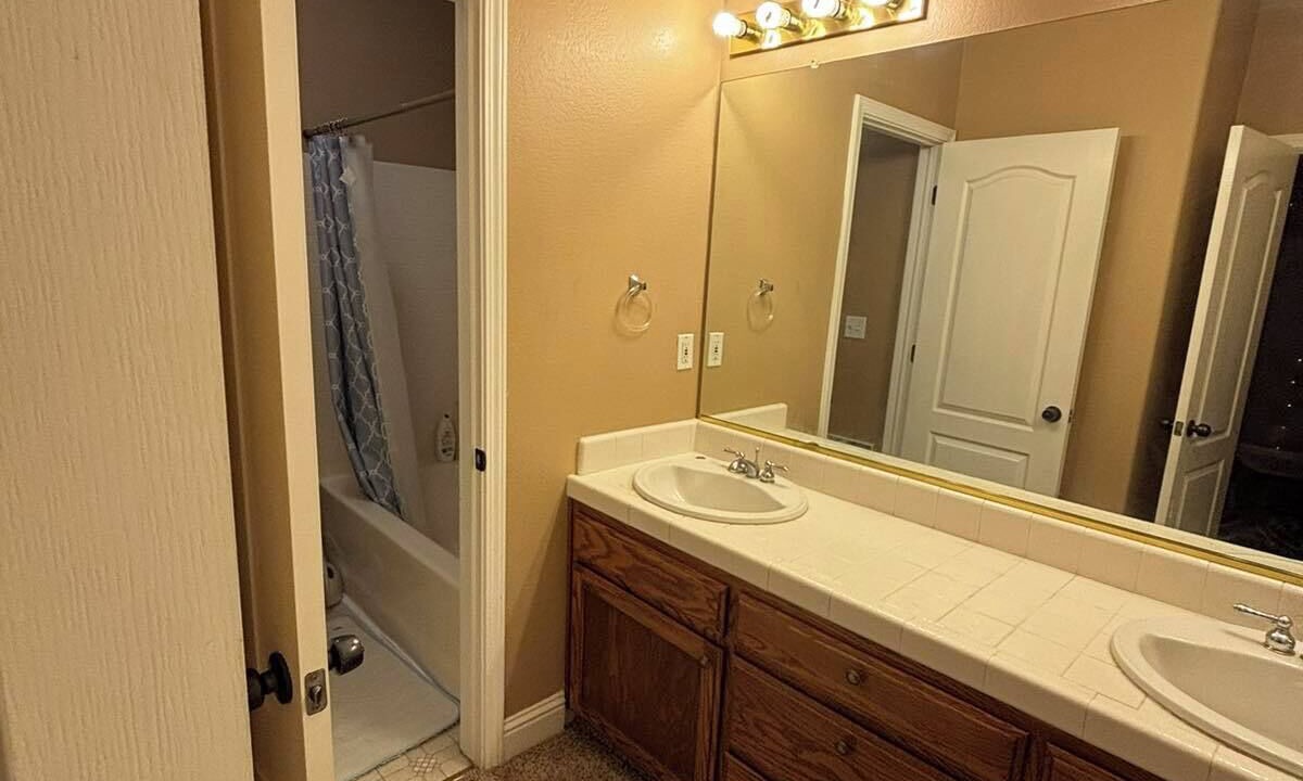 Photo of Bathroom in Raisin