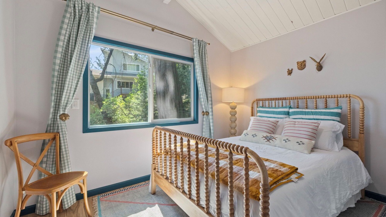 Photo of Bedroom in Groveland