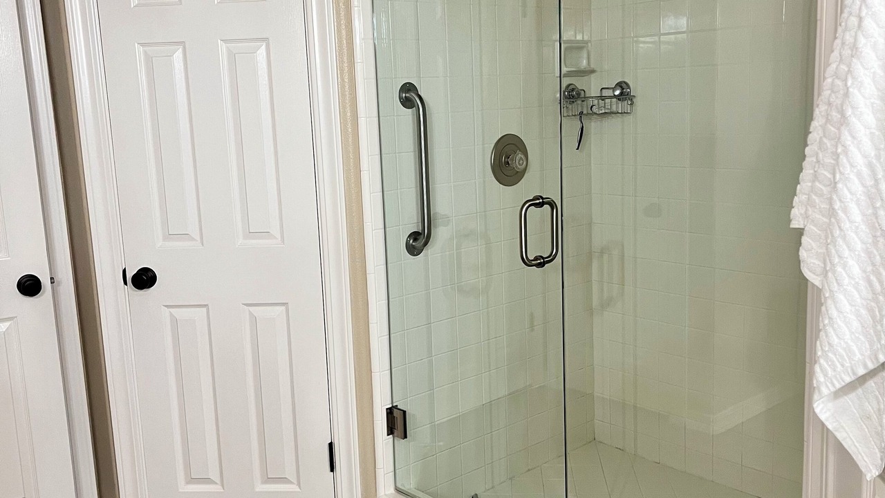 Photo of Bathroom in Raisin