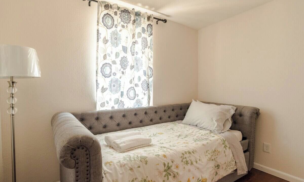 Photo of Bedroom in Oakland
