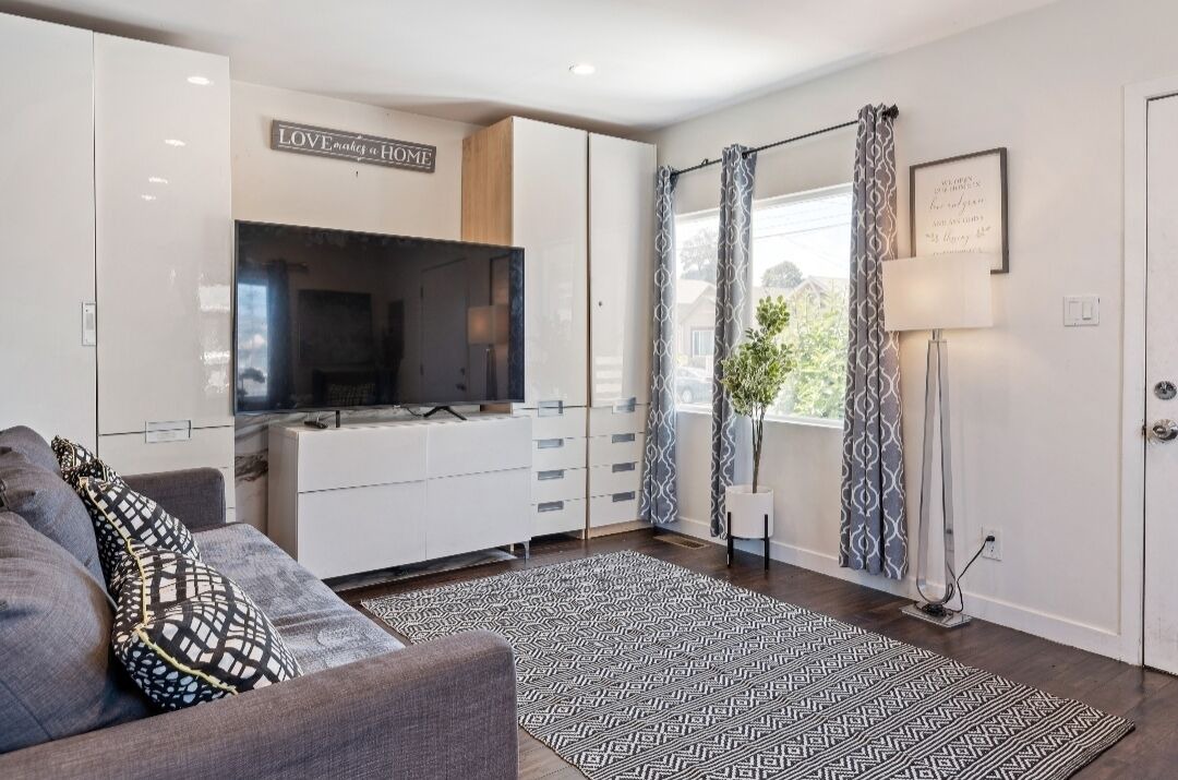 Photo of Livingroom in Oakland