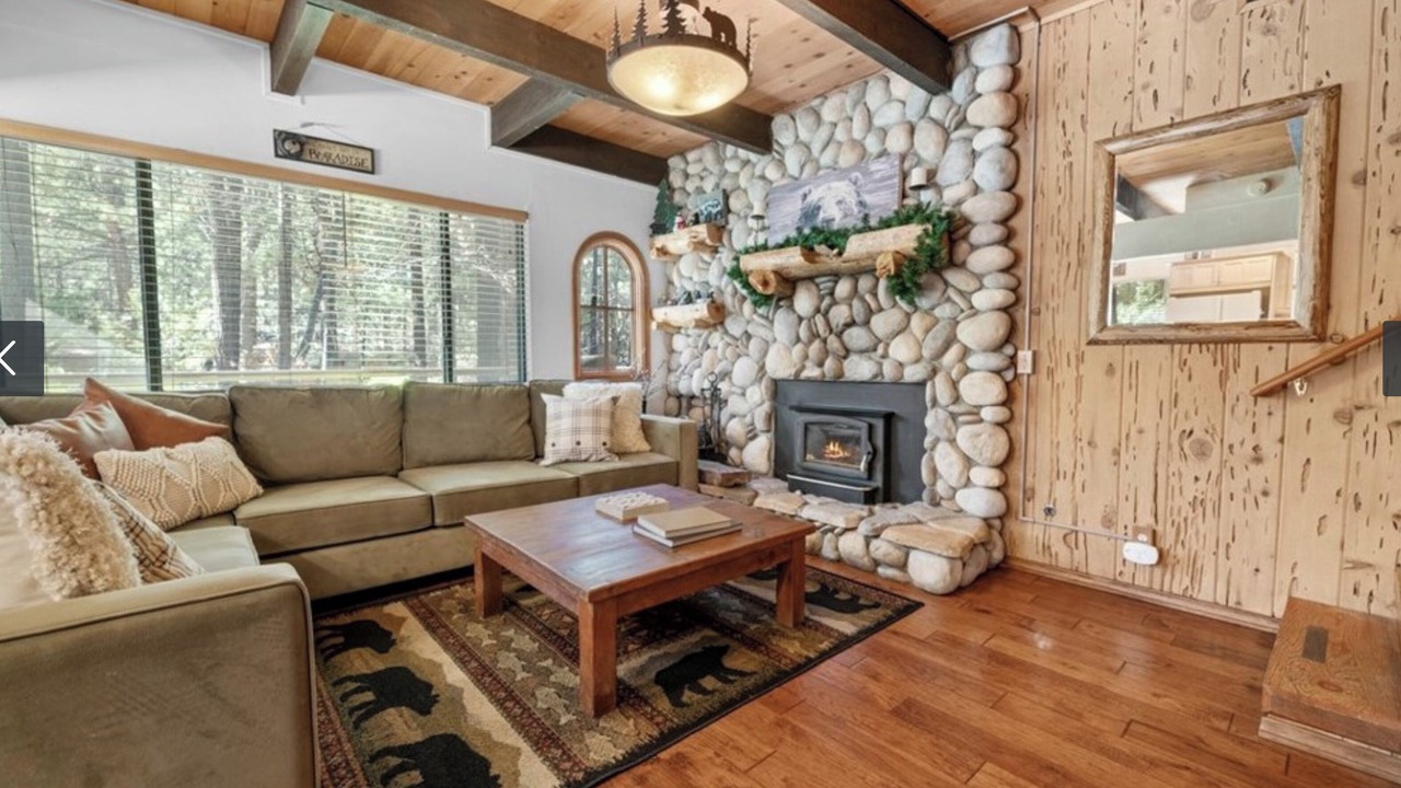 Photo of Livingroom in Summit Estates
