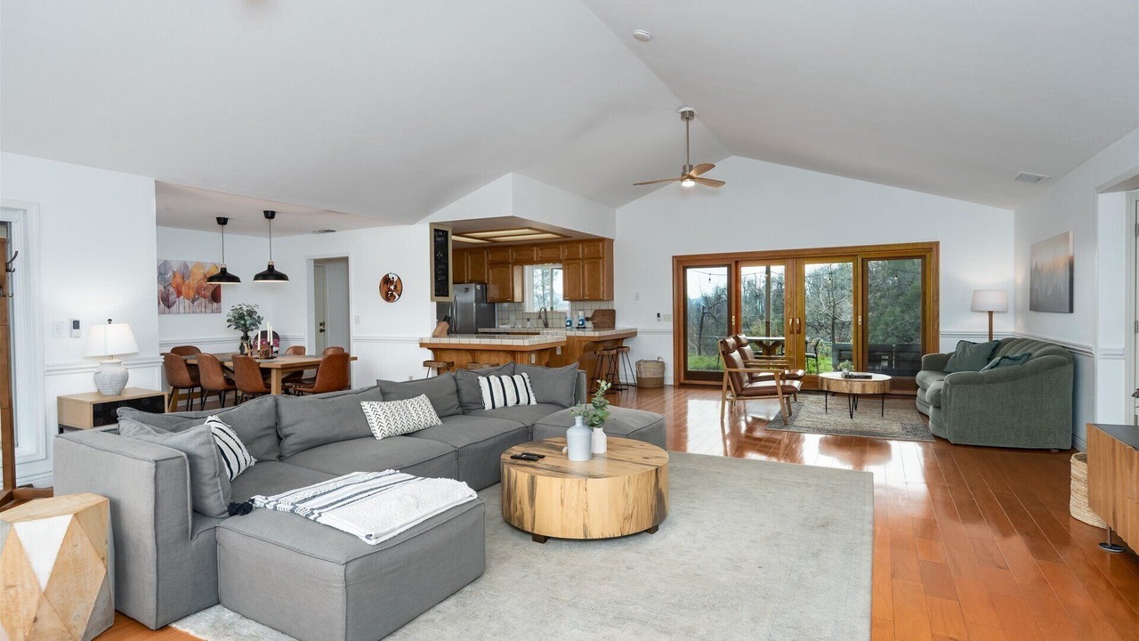 Photo of Livingroom in Oakhurst