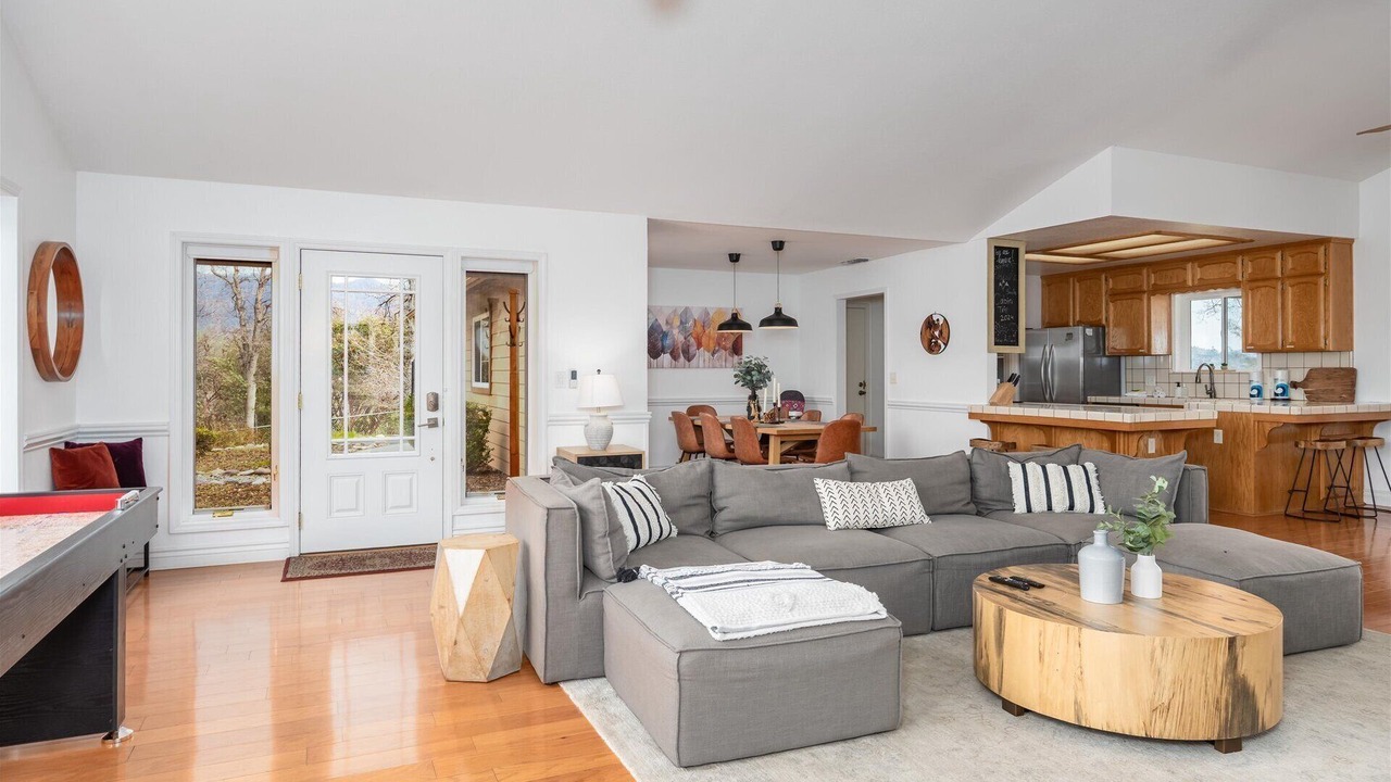 Photo of Livingroom in Oakhurst