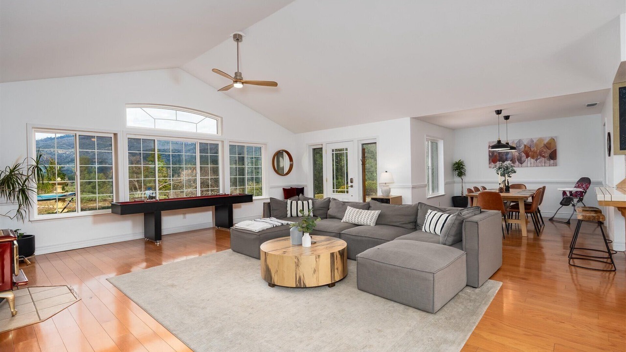 Photo of Livingroom in Oakhurst