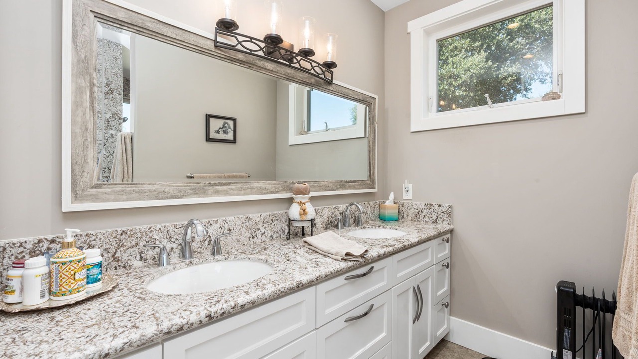 Photo of Bathroom in Auberry