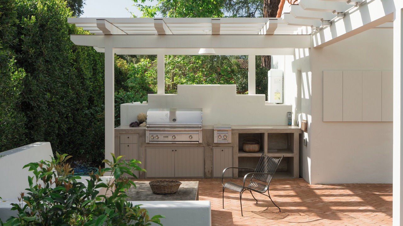 Photo of Patio Balcony in Hedgerow