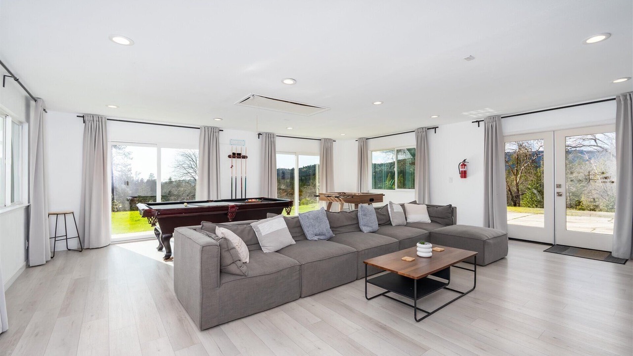 Photo of Livingroom in Oakhurst