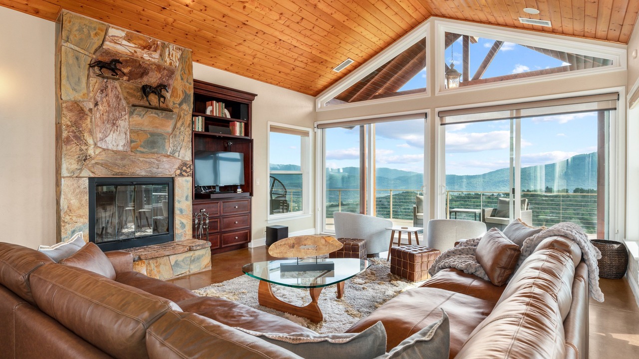 Photo of Livingroom in Oakhurst