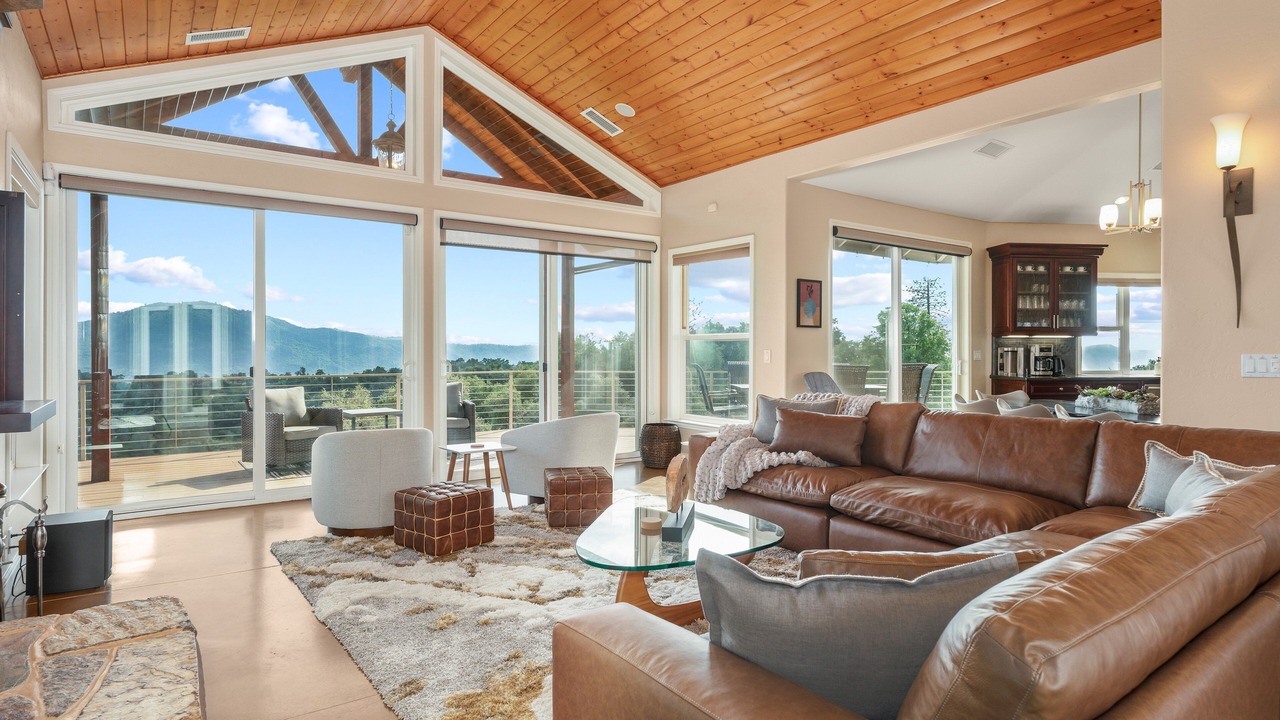 Photo of Livingroom in Oakhurst