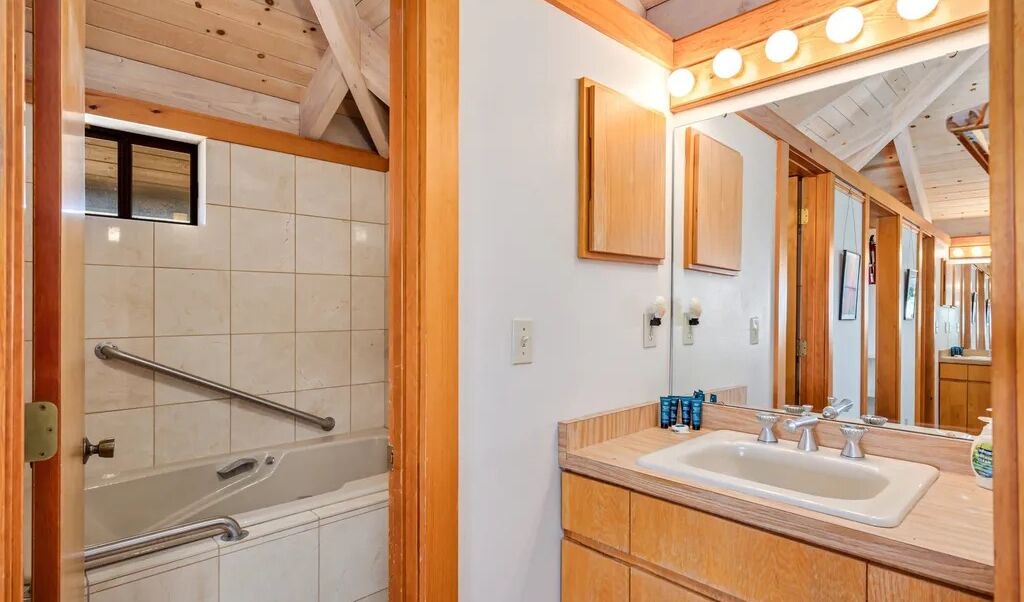 Photo of Bathroom in Groveland