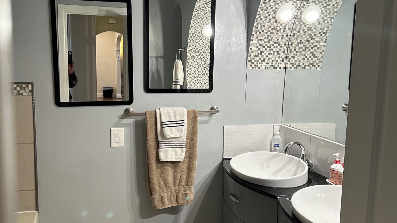 Photo of Bathroom in Mid-Wilshire