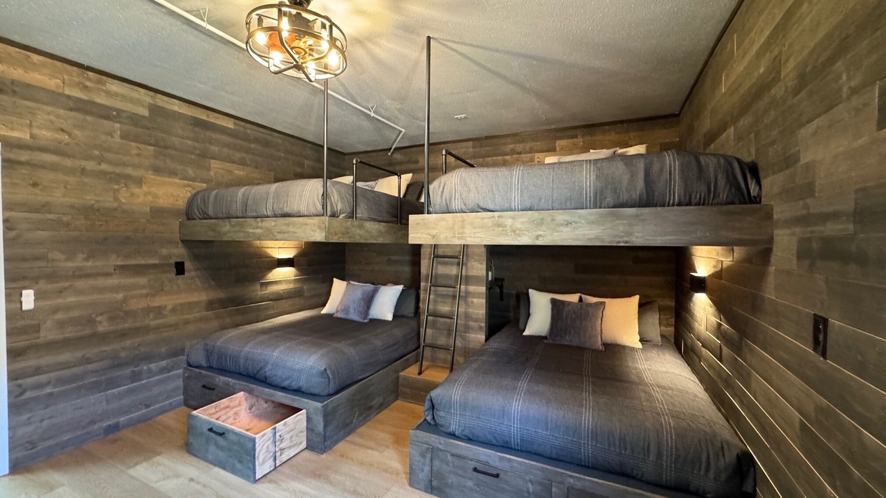 Photo of Bedroom in Oak Shores