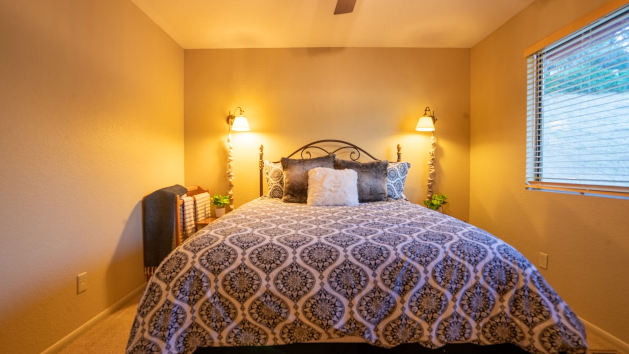 Photo of Bedroom in Oak Shores