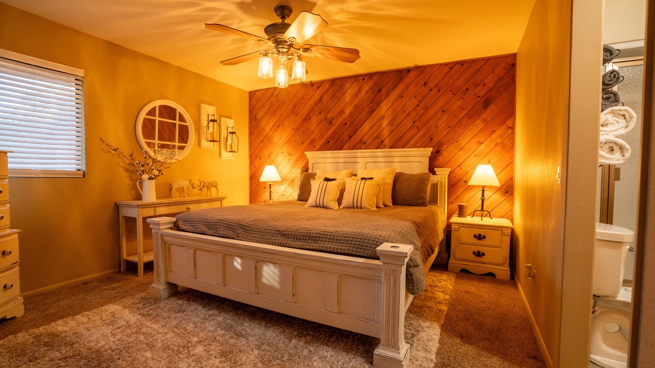 Photo of Bedroom in Oak Shores
