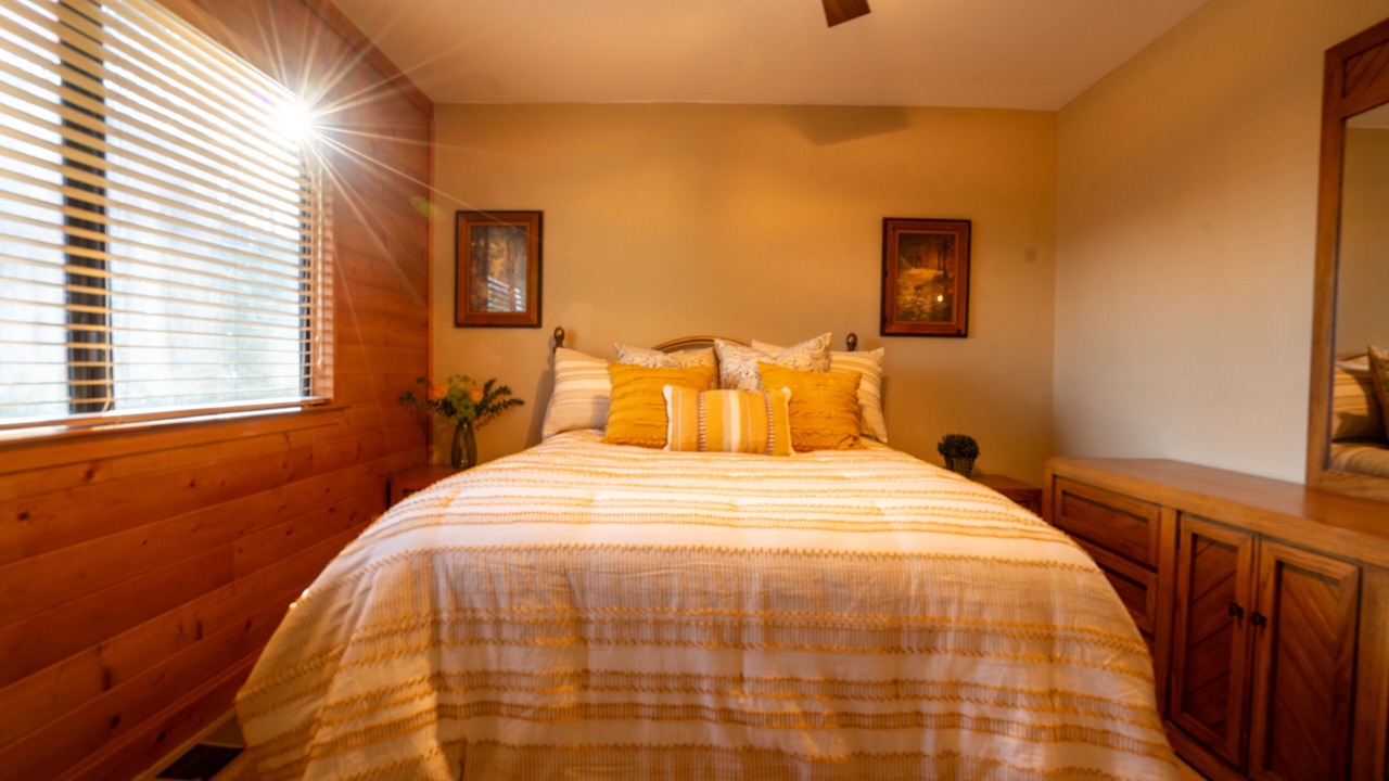 Photo of Bedroom in Oak Shores