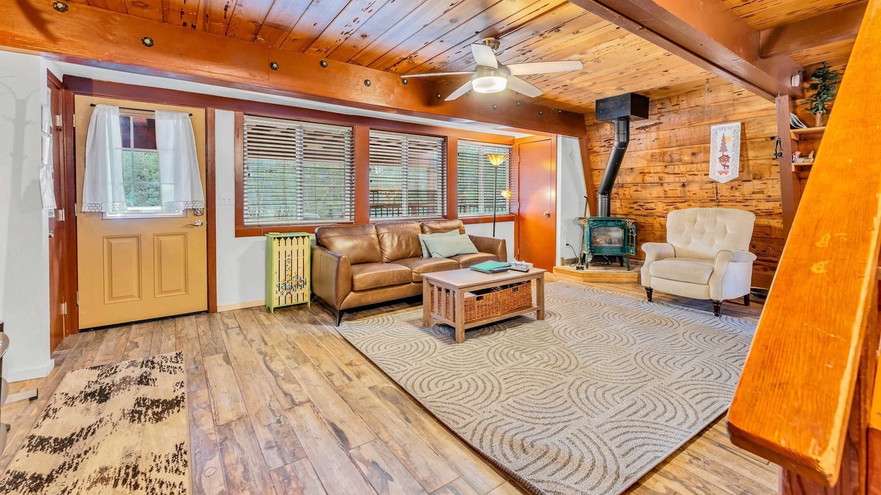 Photo of Livingroom in Serene Lakes