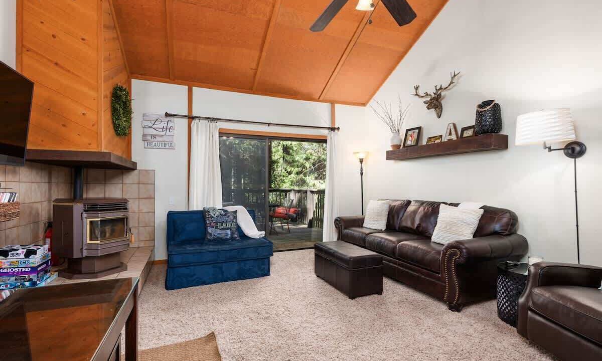 Photo of Livingroom in Shaver Lake