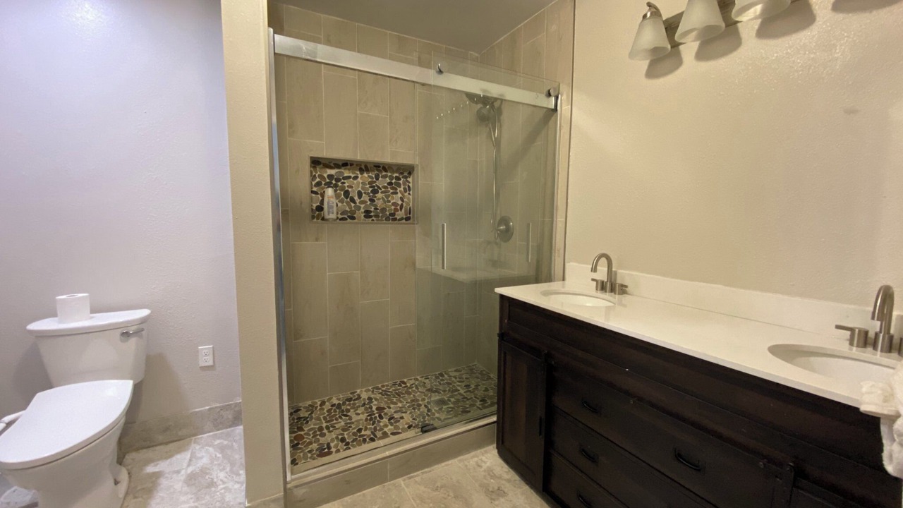 Photo of Bathroom in Raisin