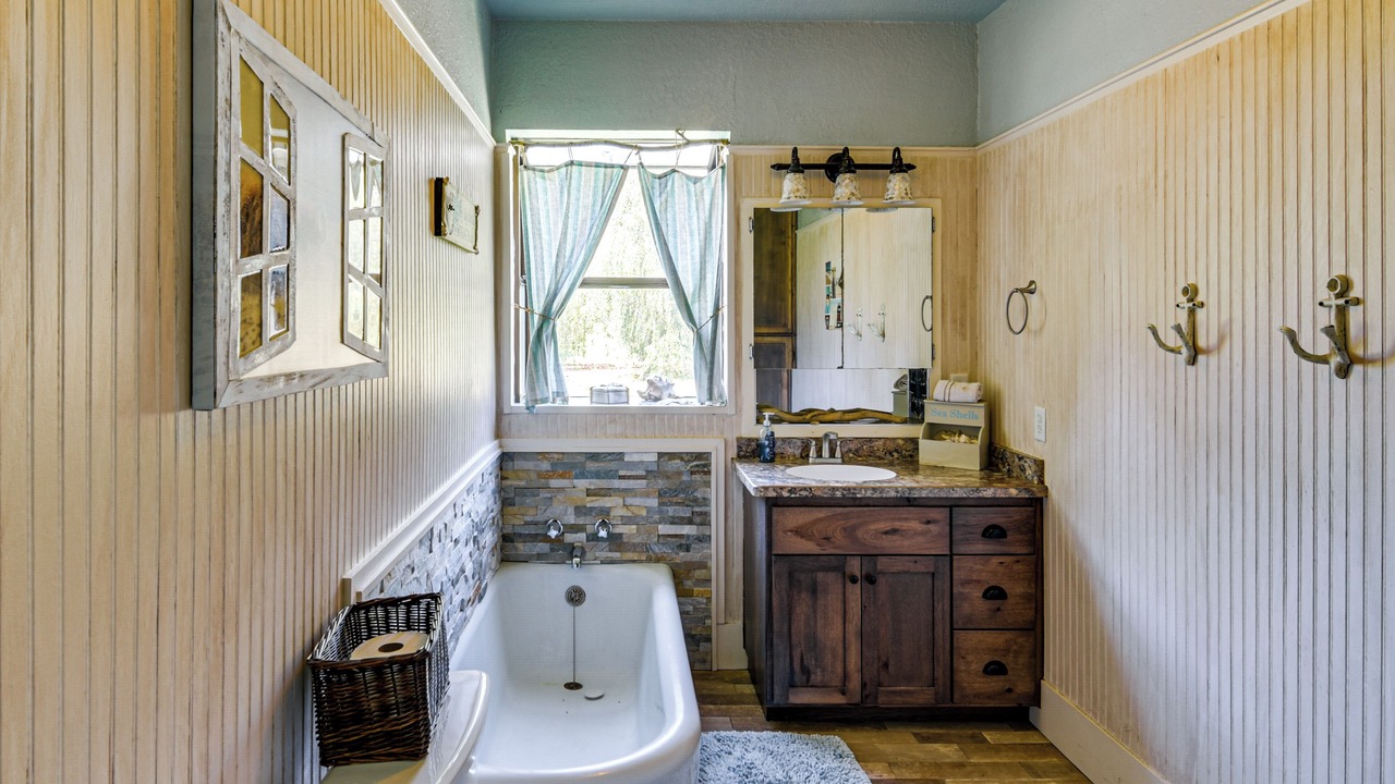 Photo of Bathroom in Glenn County