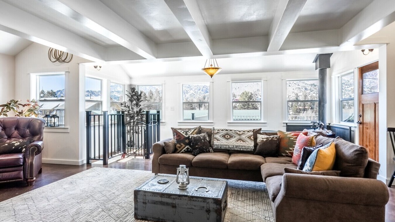 Photo of Livingroom in June Lake