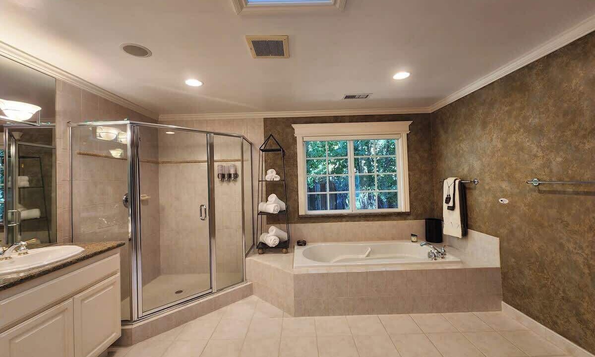 Photo of Bathroom in Monterey Ter